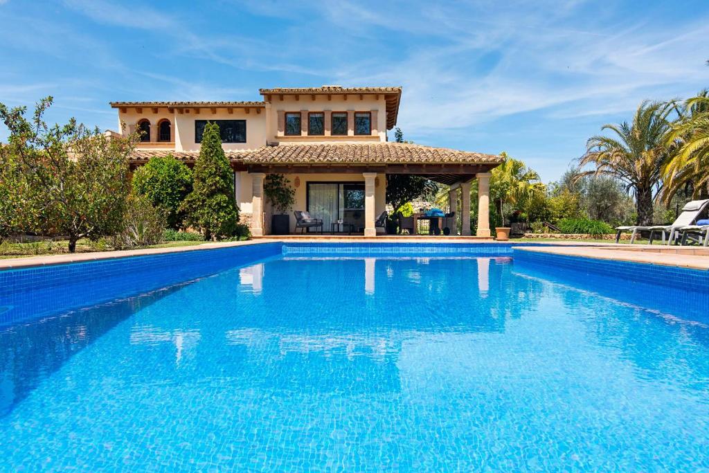 Bazén v ubytování Villa Cal Moliner by Sealand Villas nebo v jeho okolí