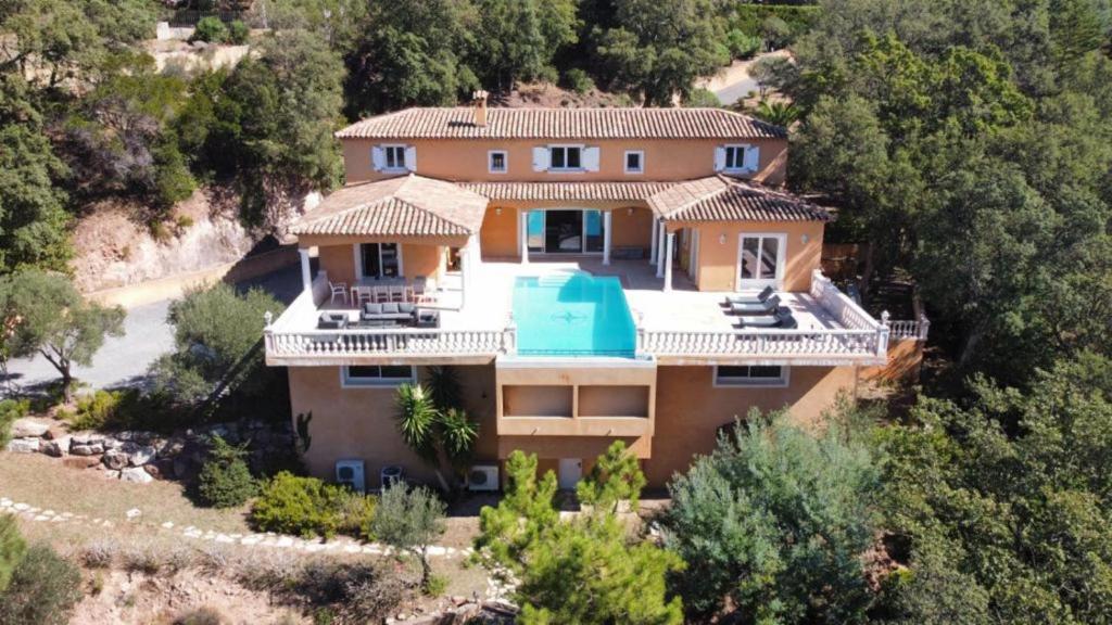 une vue aérienne d'une maison avec piscine dans l'établissement Villa Claramande, à Fréjus