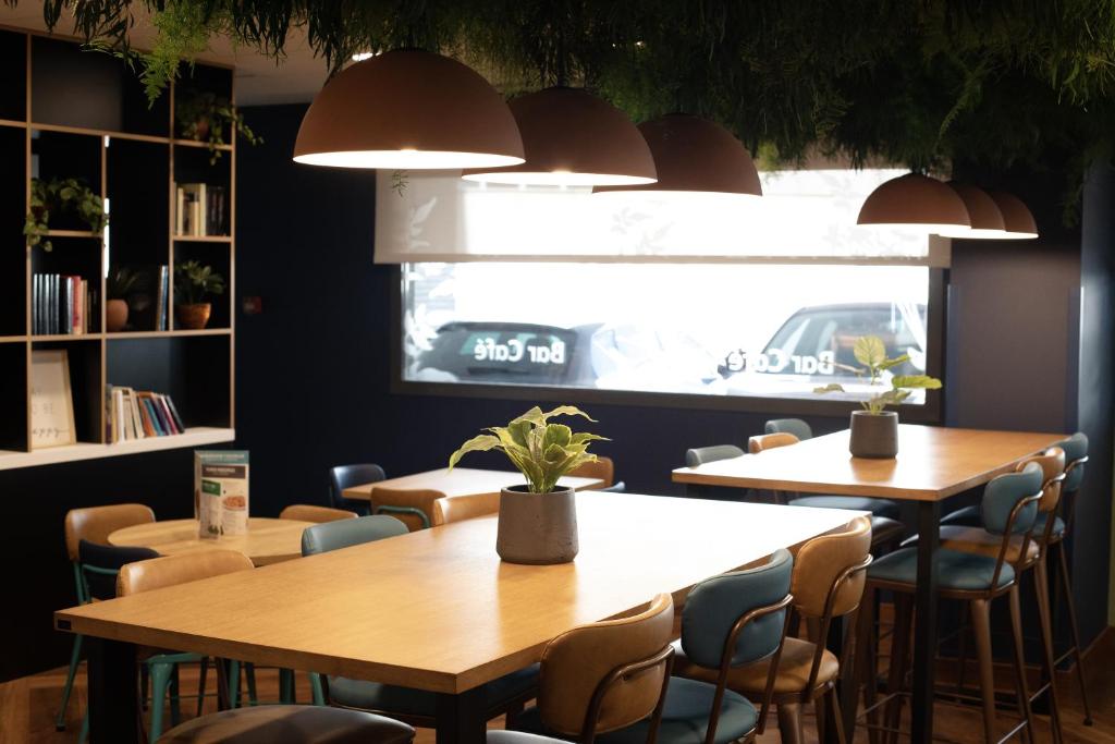 Un restaurante o sitio para comer en Travelodge Madrid Metropolitano