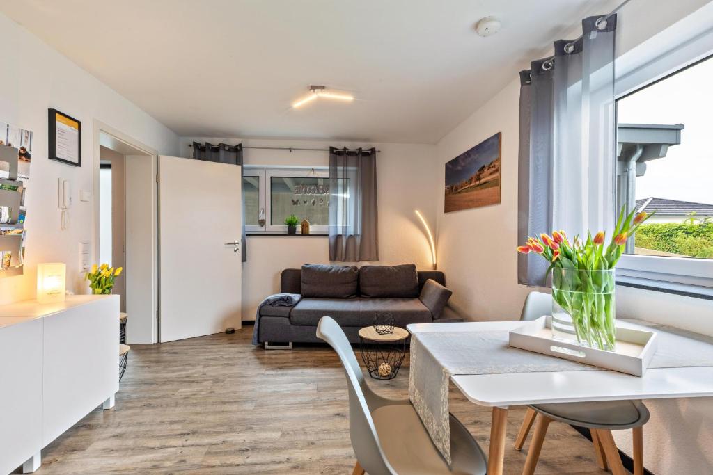 a living room with a table and a couch at Ferienwohnung Am Weissgerber in Münsingen