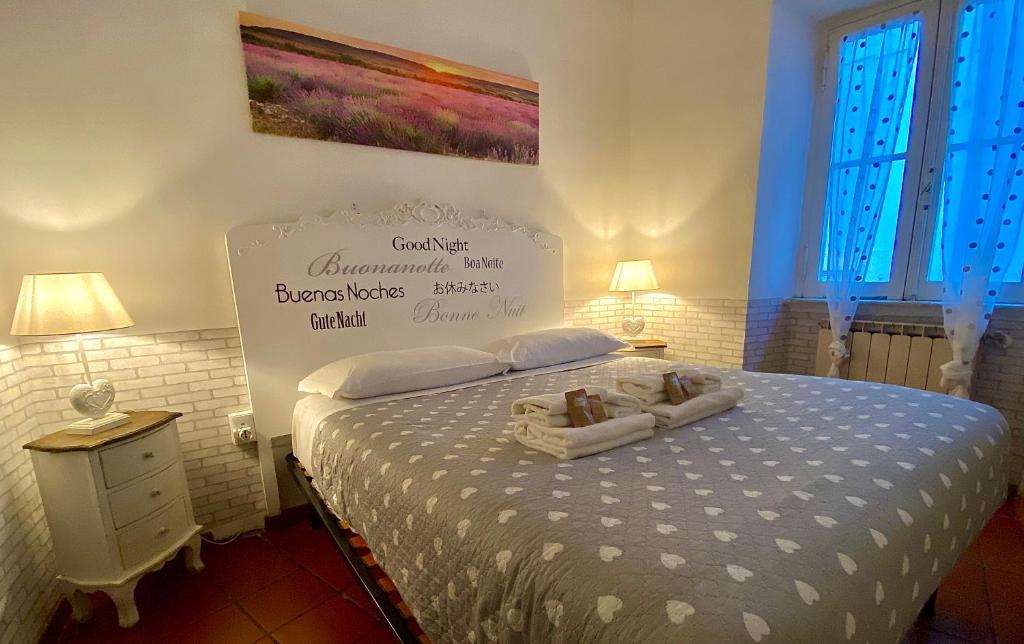 1 dormitorio con 1 cama con 2 toallas en Navona "The Corner", en Roma