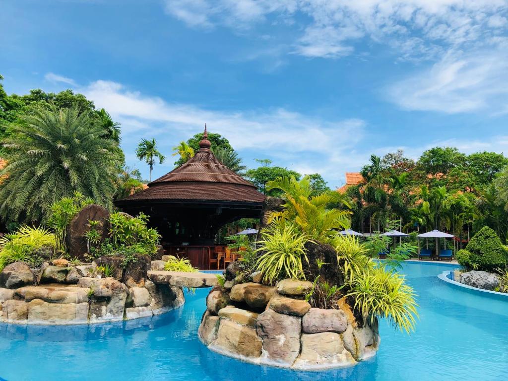 白馬省的住宿－Try Palace Resort Kep，度假村内带凉亭的游泳池