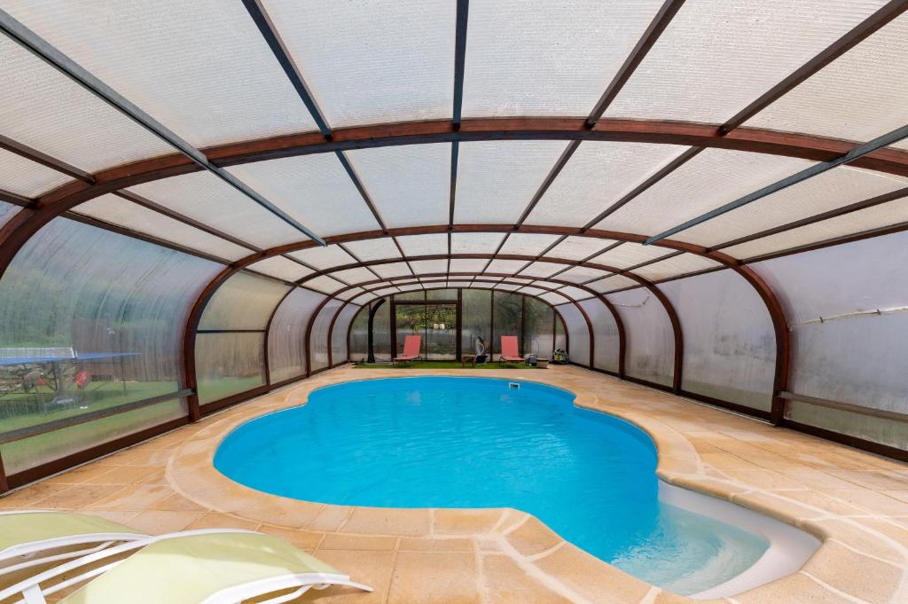 una piscina cubierta en un edificio con techo en La Maison Blanche, en Quistinic