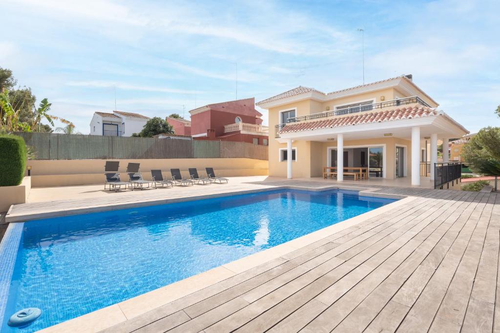 Luxury villa with swimmingpool في Alginet: فيلا بمسبح و بيت