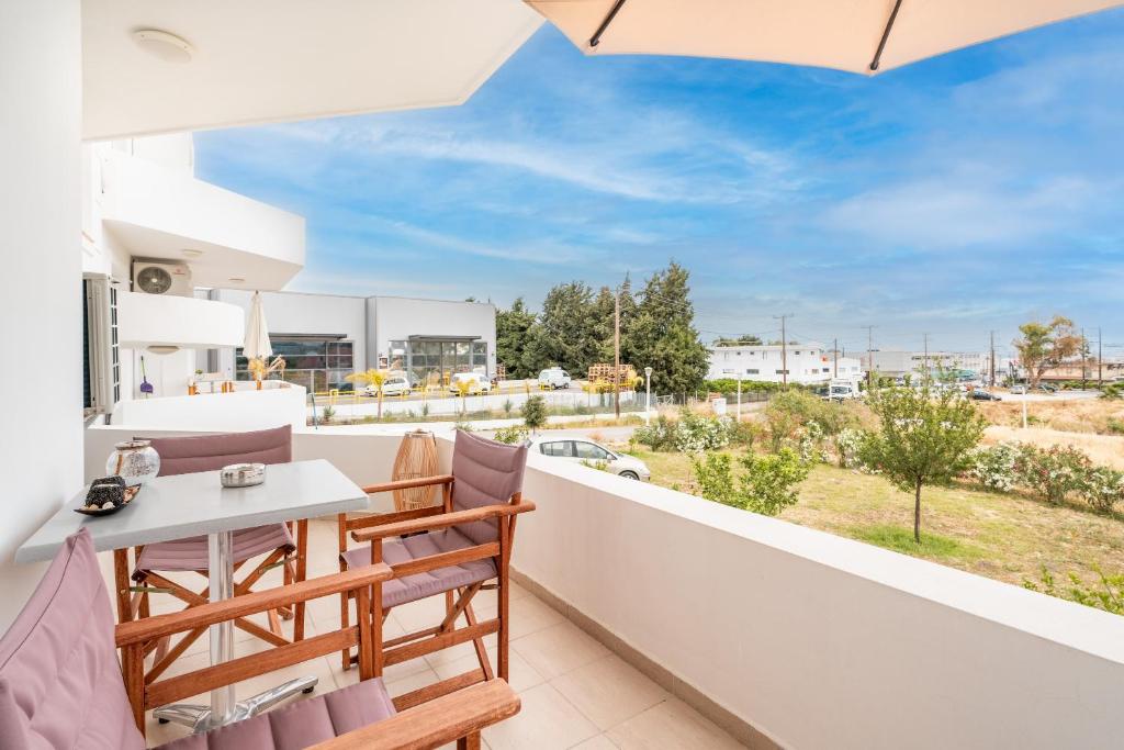 einen Balkon mit einem Tisch und Stühlen sowie Aussicht in der Unterkunft Apartment with view 2 in Asgourou
