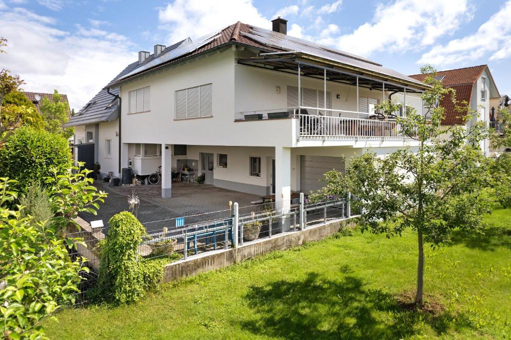 Cette maison blanche dispose d'un balcon et d'une cour. dans l'établissement Ferienwohnung Faisst, à Kappel-Grafenhausen