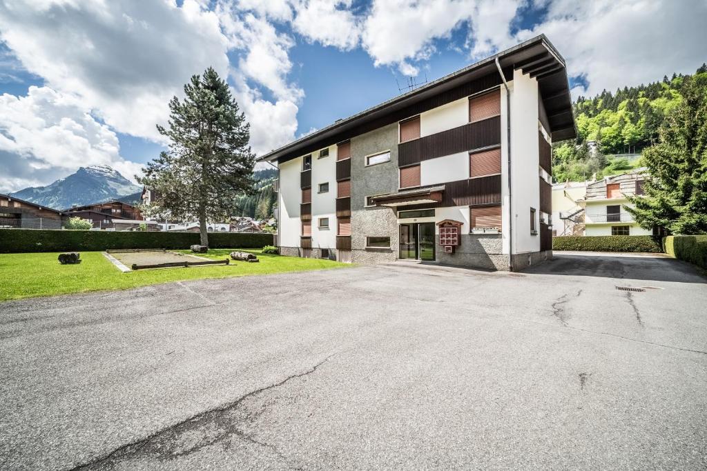 an empty parking lot in front of a building at Appartement en residence in Morzine