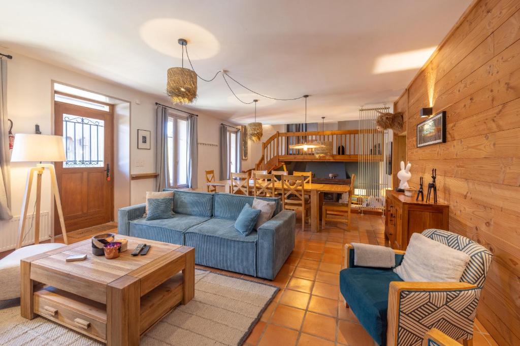 un salon avec un canapé bleu et une table dans l'établissement Chaleureuse Fruitière – 8 personnes, à Samoëns