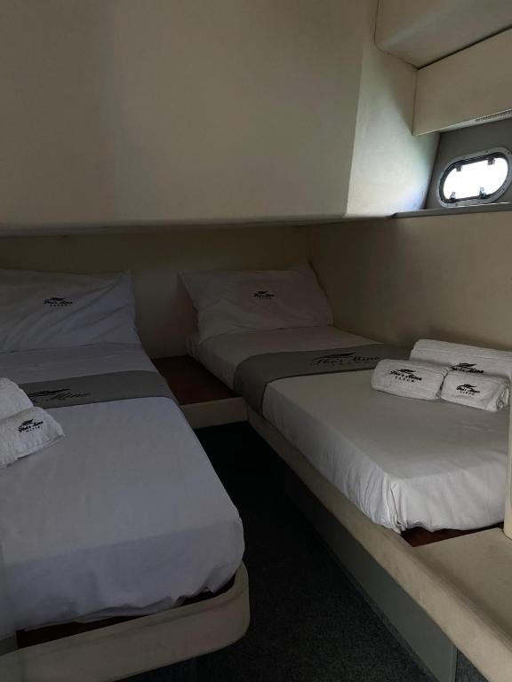 Postel nebo postele na pokoji v ubytování She's Mine yacht