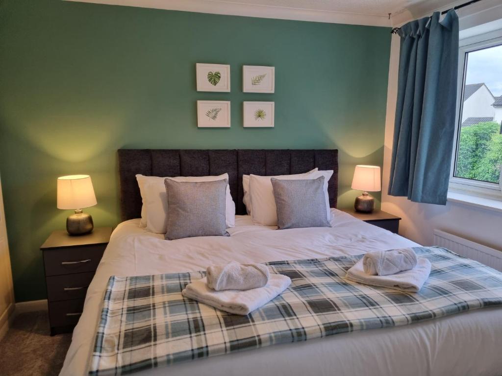 ein Schlafzimmer mit einem Bett mit zwei Handtüchern darauf in der Unterkunft Cooks House by Cliftonvalley Apartments in Bristol