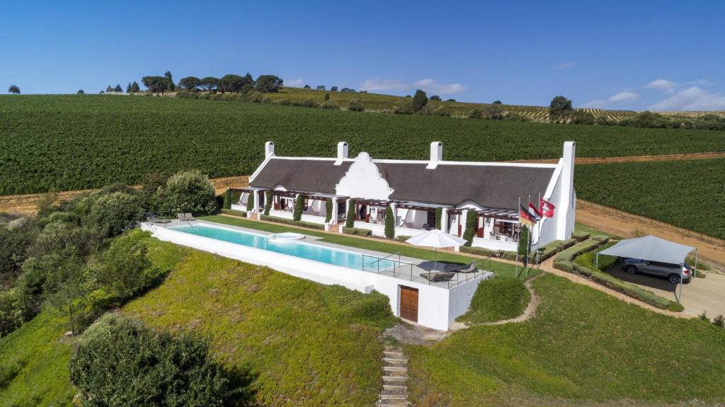 een luchtzicht op een huis met een zwembad bij Aaldering Luxury Lodges in Stellenbosch