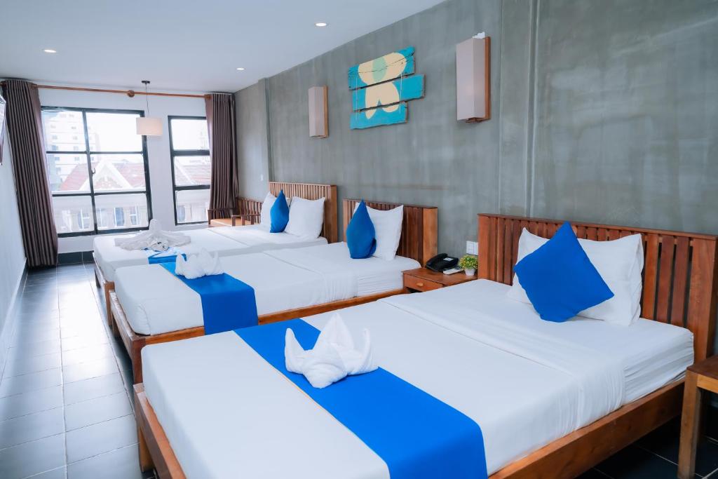Postel nebo postele na pokoji v ubytování Grand Elevation Hotel
