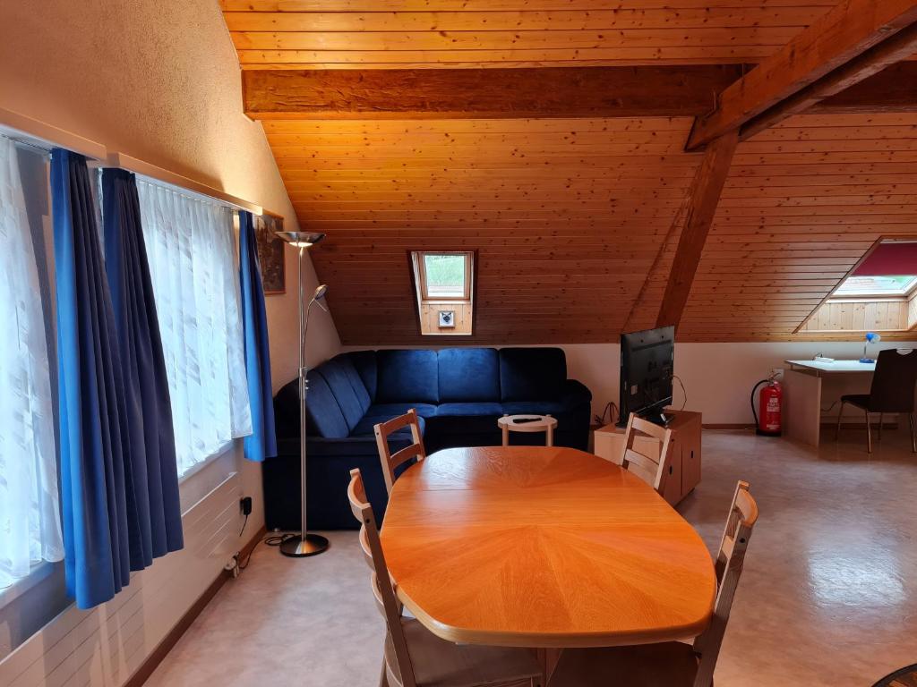 Χώρος καθιστικού στο Dachwohnung in Welschenrohr