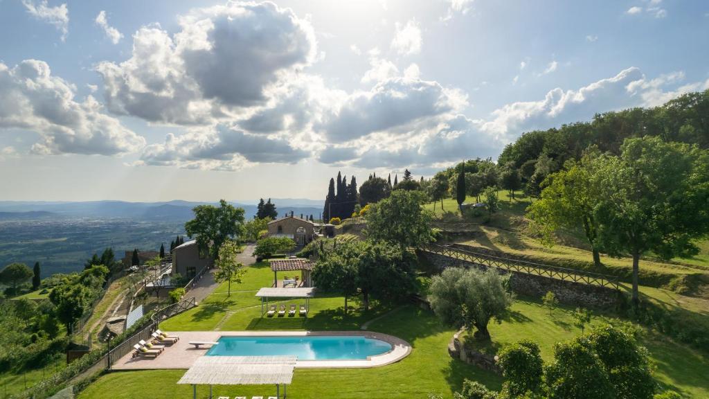 vista aerea su una villa con piscina di Torre Ginestre 12, Emma Villas ad Arezzo