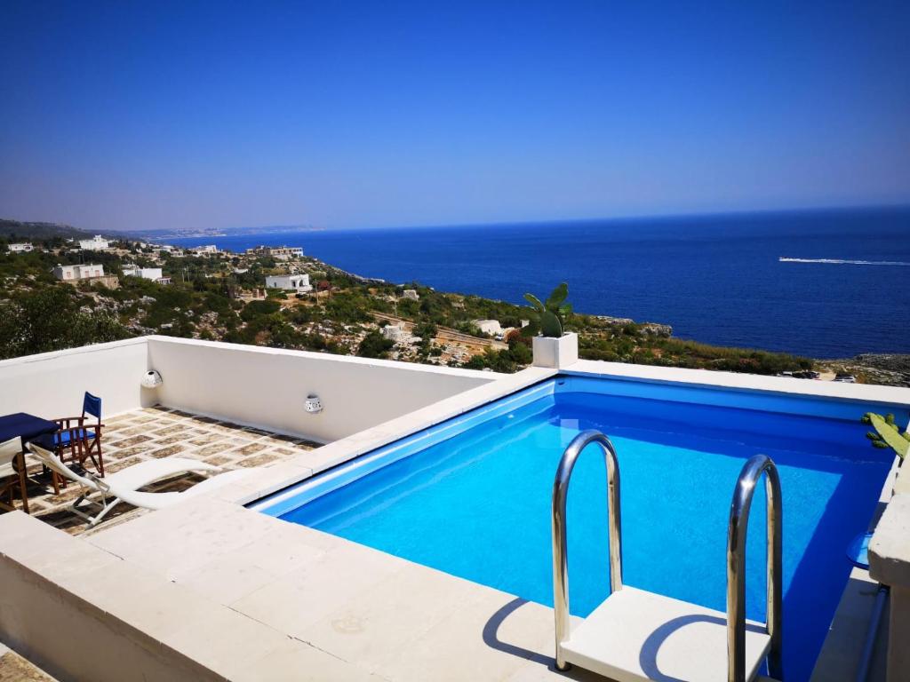 Bazén v ubytování BLU SUITE COTTAGE SUL MARE e SWIMMING POOL nebo v jeho okolí