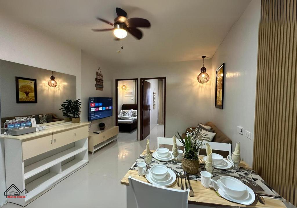 TV a/nebo společenská místnost v ubytování Pet-Friendly 2BR Retreat Homes with Car & Motorbike Rentals - B2 1Kunzite