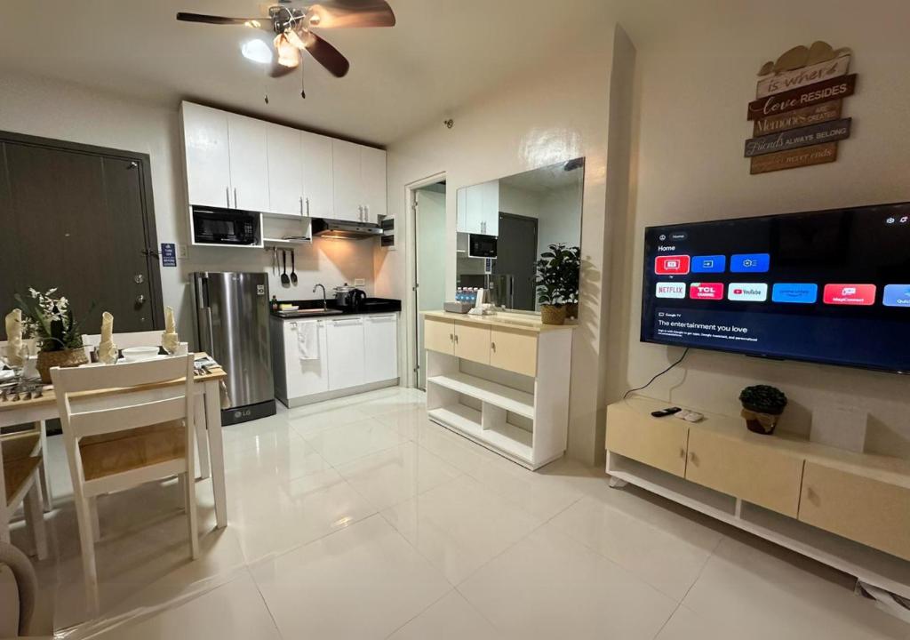 TV a/nebo společenská místnost v ubytování Pet-Friendly 2BR Retreat Homes with Car & Motorbike Rentals - B2 1Kunzite
