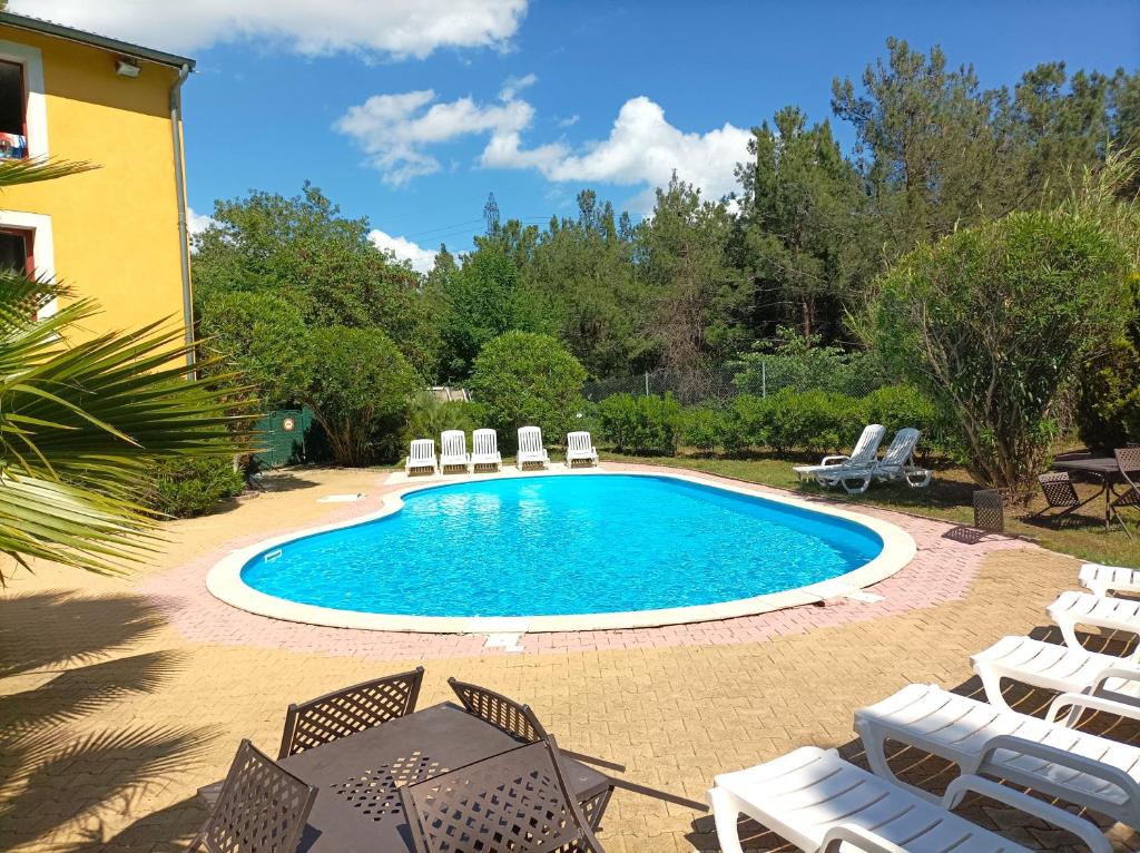 Bazén v ubytování Cit'Hotel Hotel Prime - Montpelier Ouest -Saint Jean de Vedas nebo v jeho okolí