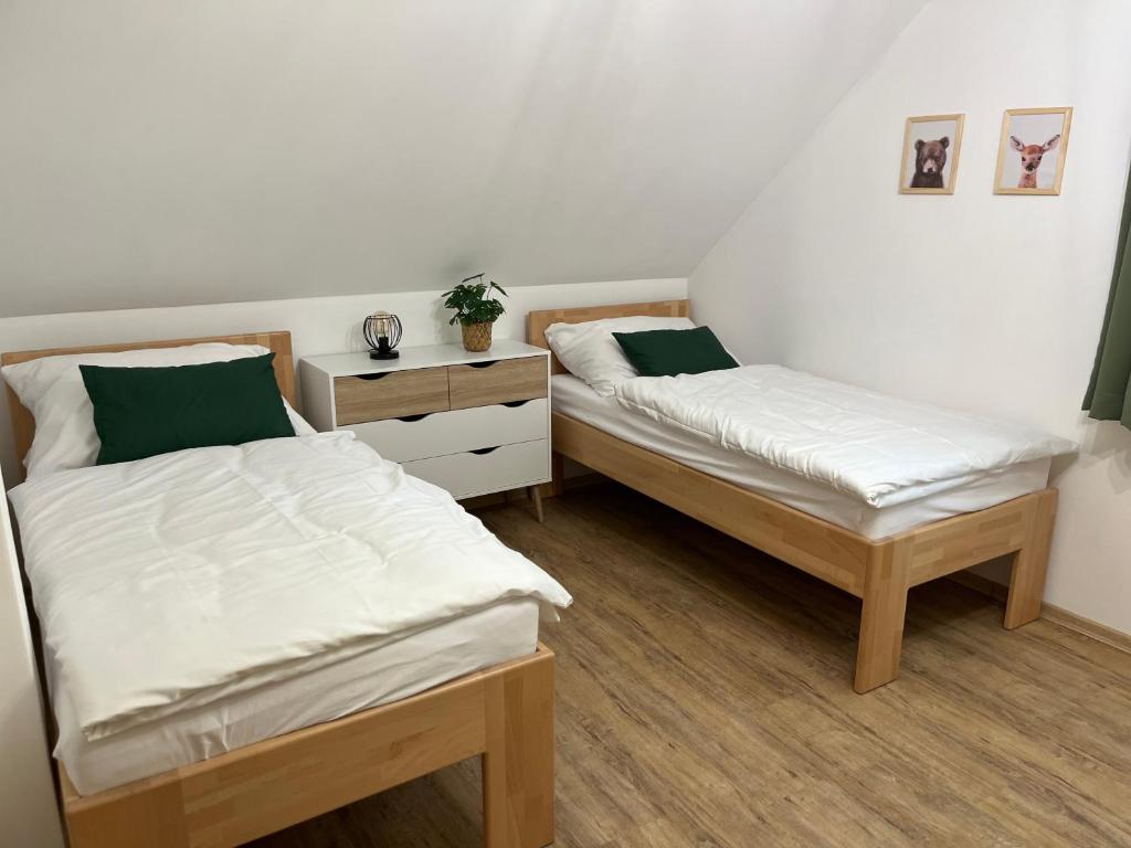 Ένα ή περισσότερα κρεβάτια σε δωμάτιο στο Hnízdo Na Hůrce