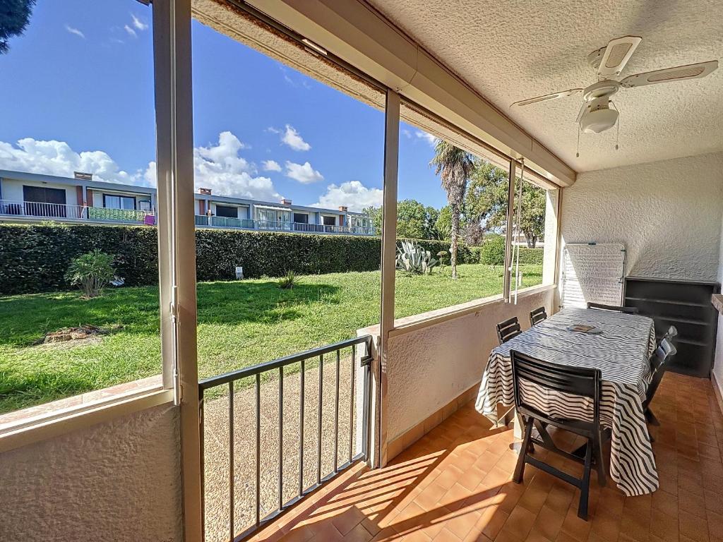 - une véranda avec une table et des chaises dans l'établissement Bord de mer 4-6 couchages, à Argelès-sur-Mer