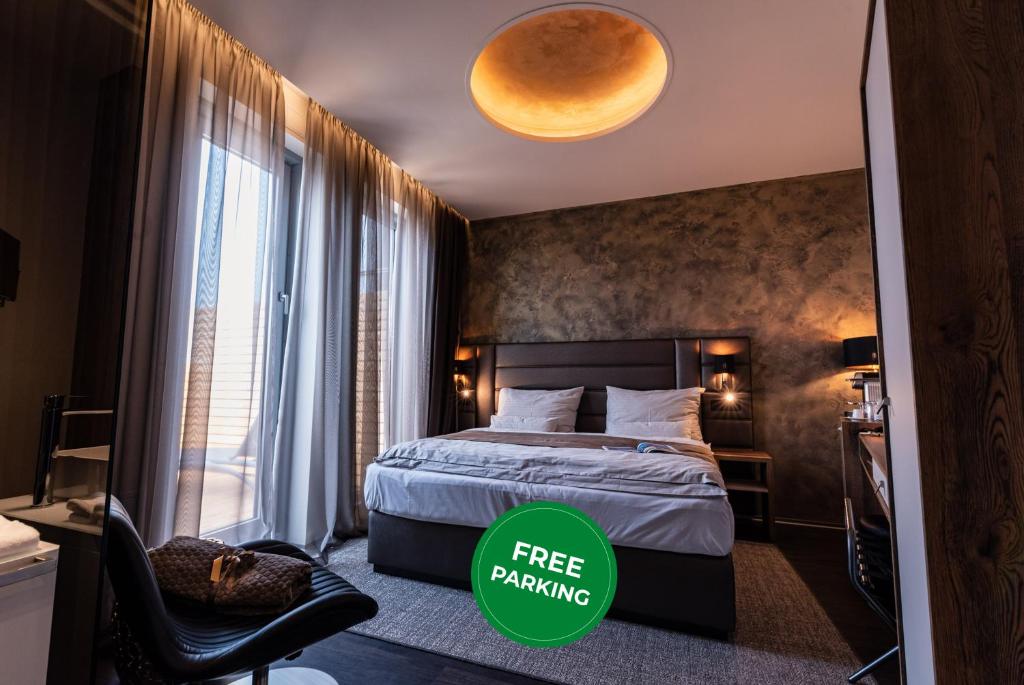 um quarto com uma cama com um sinal de estacionamento gratuito em NUTREND World em Olomouc