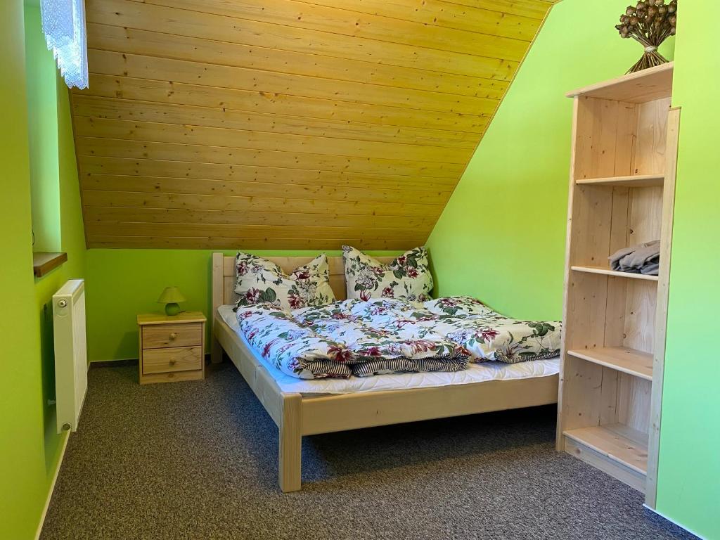Postel nebo postele na pokoji v ubytování Roubenky u zvonice