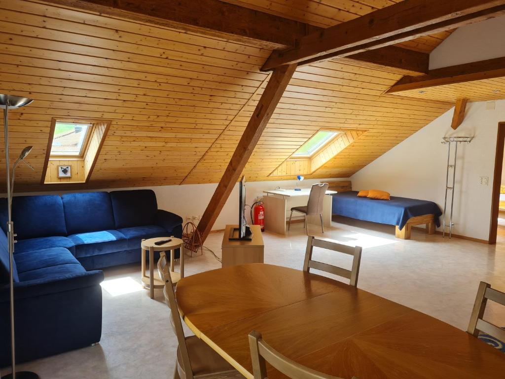 Χώρος καθιστικού στο Dachwohnung in Welschenrohr