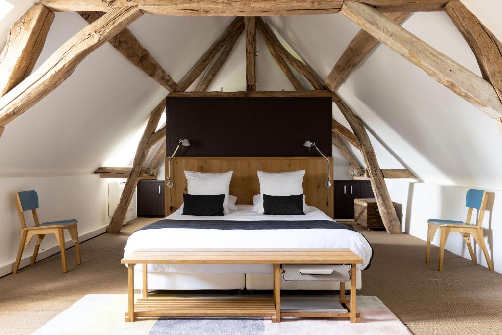 Postel nebo postele na pokoji v ubytování Chateau De La Resle - Design Hotels