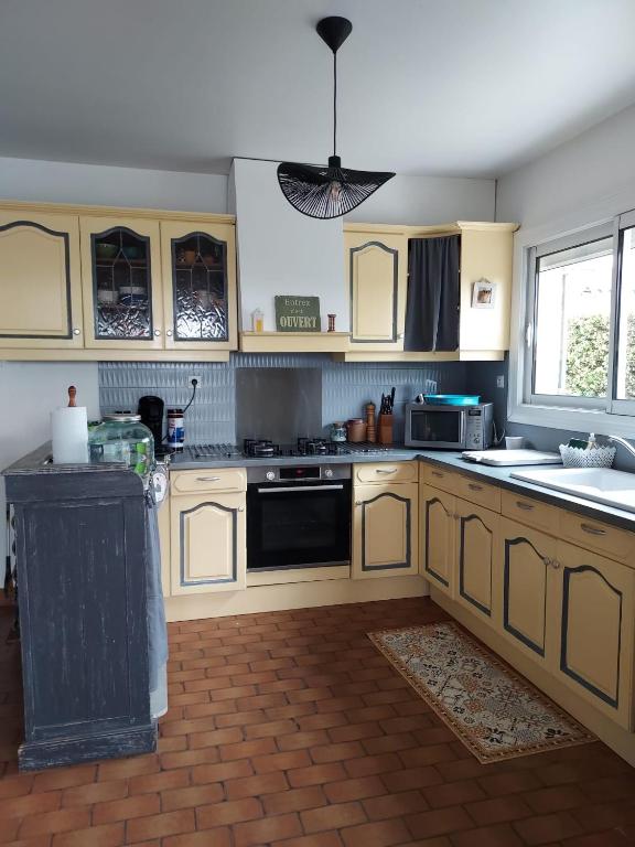 Kuchyň nebo kuchyňský kout v ubytování Maison face a la mer