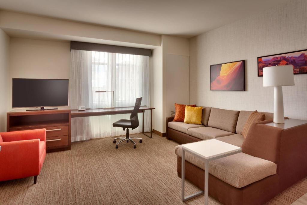TV a/nebo společenská místnost v ubytování Residence Inn by Marriott Flagstaff