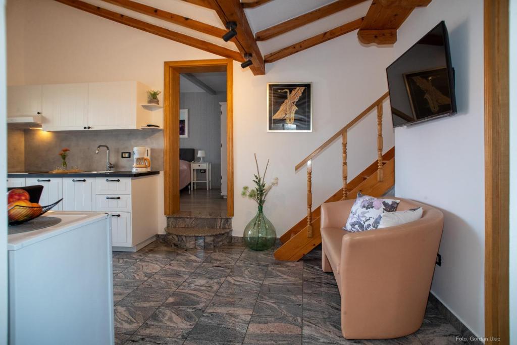 kuchnia i salon z kanapą i stołem w obiekcie Guesthouse Mila w Rovinj