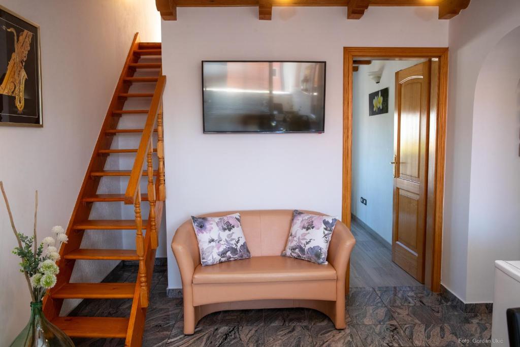 salon ze schodami i krzesłem w obiekcie Guesthouse Mila w Rovinj