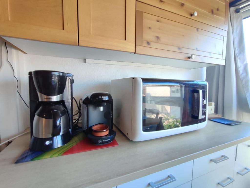 - un comptoir de cuisine avec un mixeur et un four micro-ondes dans l'établissement Appartement pour 4 personnes - 4LBM498, à Narbonne-Plage