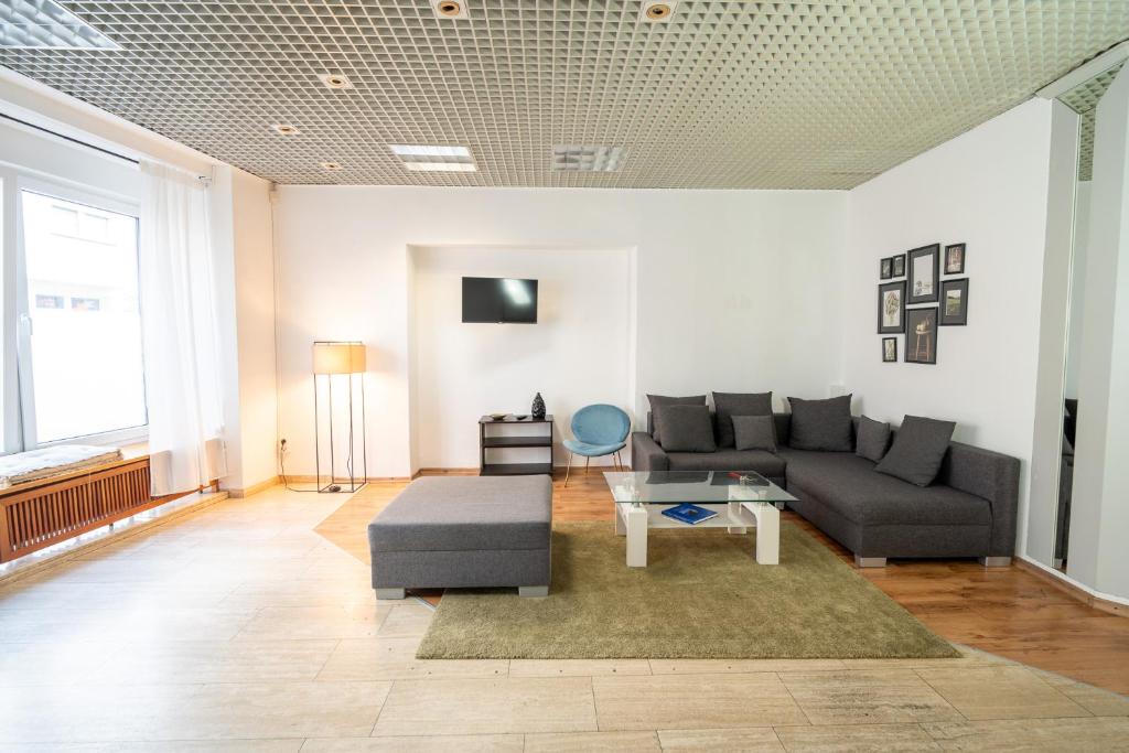 ein Wohnzimmer mit einem Sofa und einem Tisch in der Unterkunft Stadtoase nähe Uni mit Sauna in Koblenz