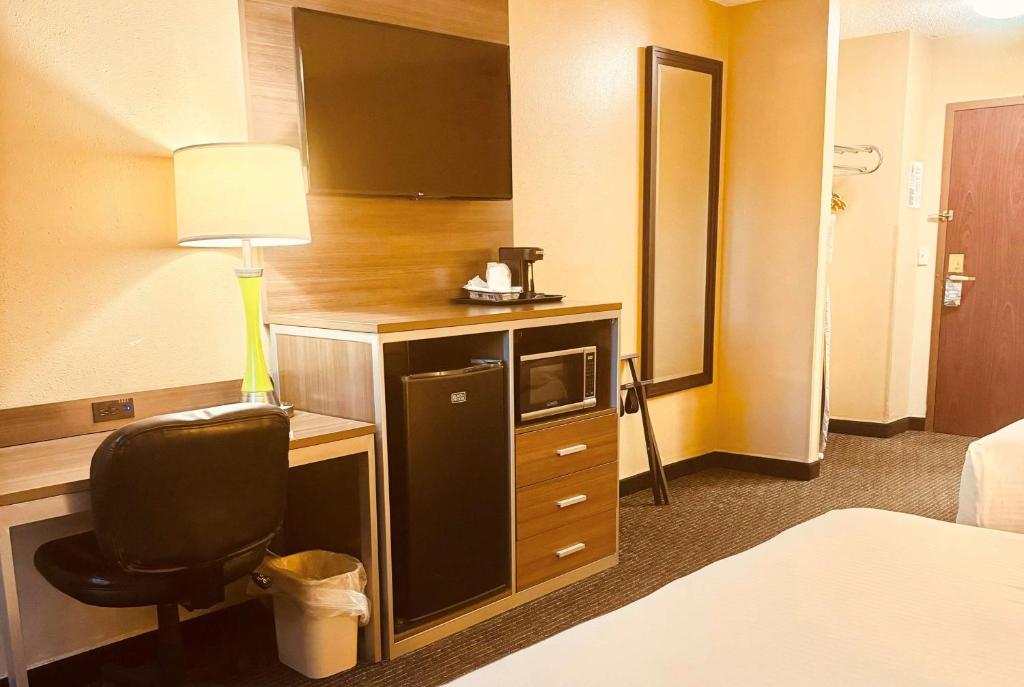 Super 8 by Wyndham St Charles photo