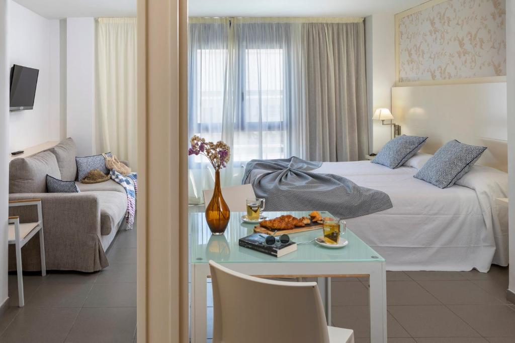 Postel nebo postele na pokoji v ubytování Hotel Spa Cap de Creus