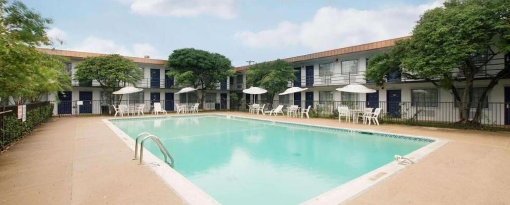 een zwembad voor een gebouw bij Americas Best Value Inn Fort Worth/Hurst in Richland Hills