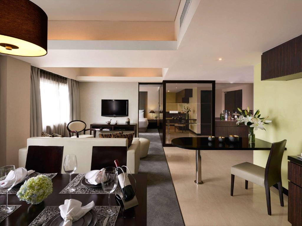 TV a/nebo společenská místnost v ubytování Pullman Jakarta Indonesia