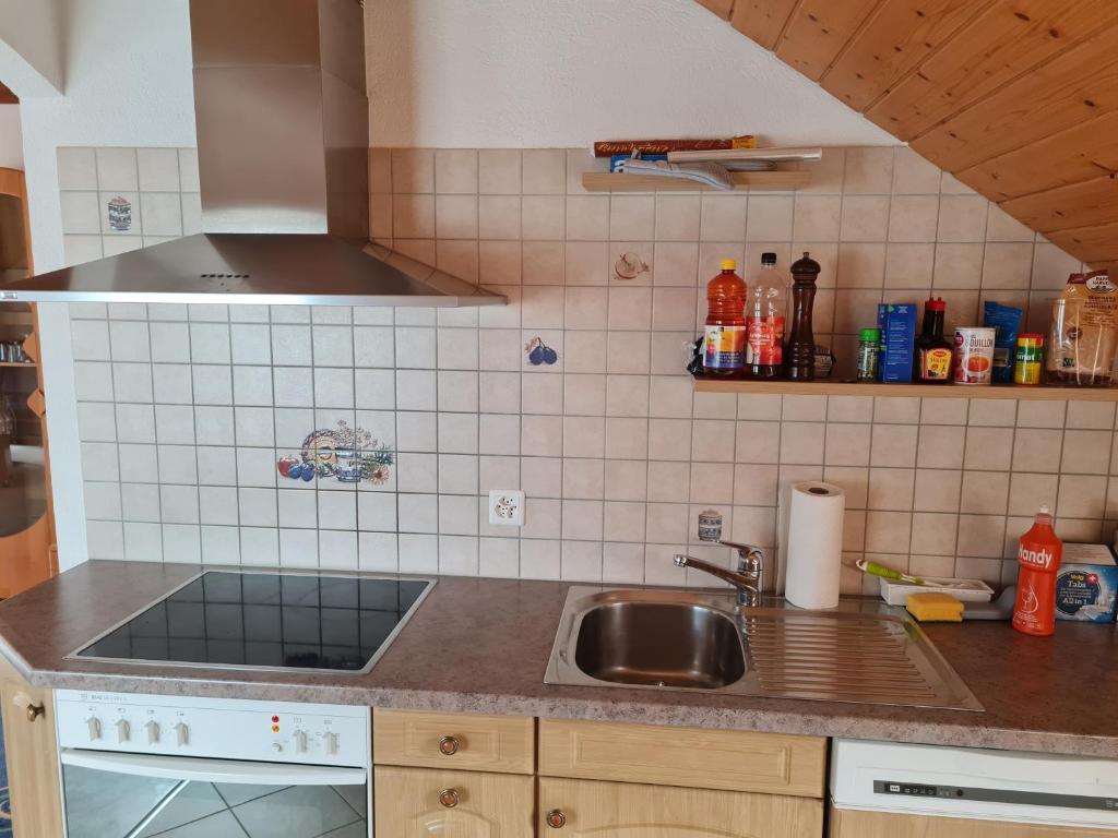 Η κουζίνα ή μικρή κουζίνα στο Dachwohnung in Welschenrohr