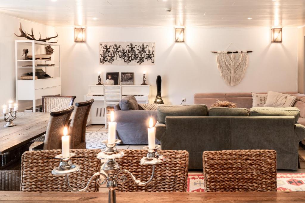 a living room with a couch and a table at Pihla Inspiratsioonitalu peamaja in Kõpu