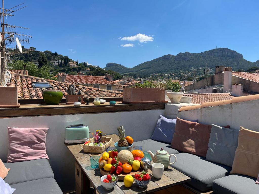 un bol de fruits sur une table sur un balcon dans l'établissement Lou Parpaiou by K6Conciergerie, à Cassis