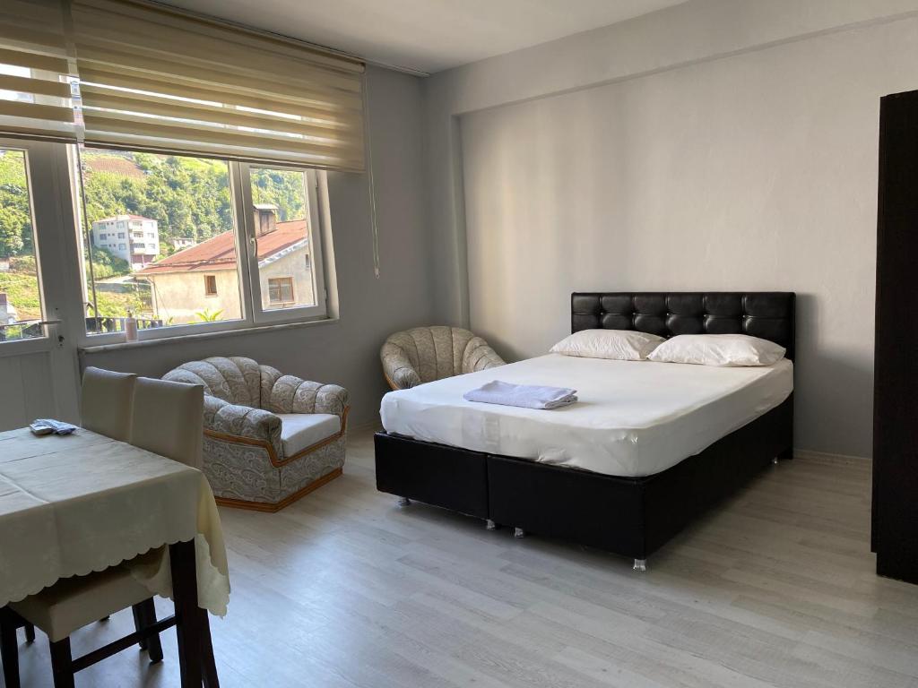 Postel nebo postele na pokoji v ubytování güvenilir aile apartmanı