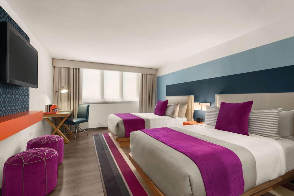 Postel nebo postele na pokoji v ubytování TRYP by Wyndham Isla Verde