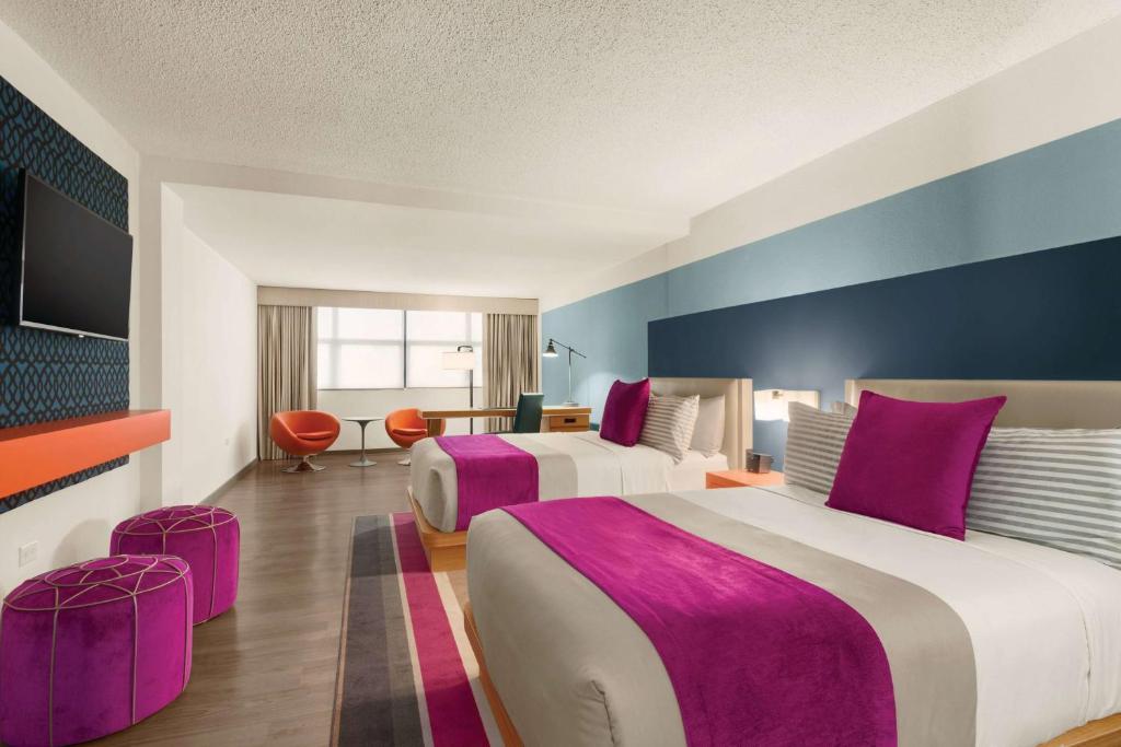 Postel nebo postele na pokoji v ubytování TRYP by Wyndham Isla Verde