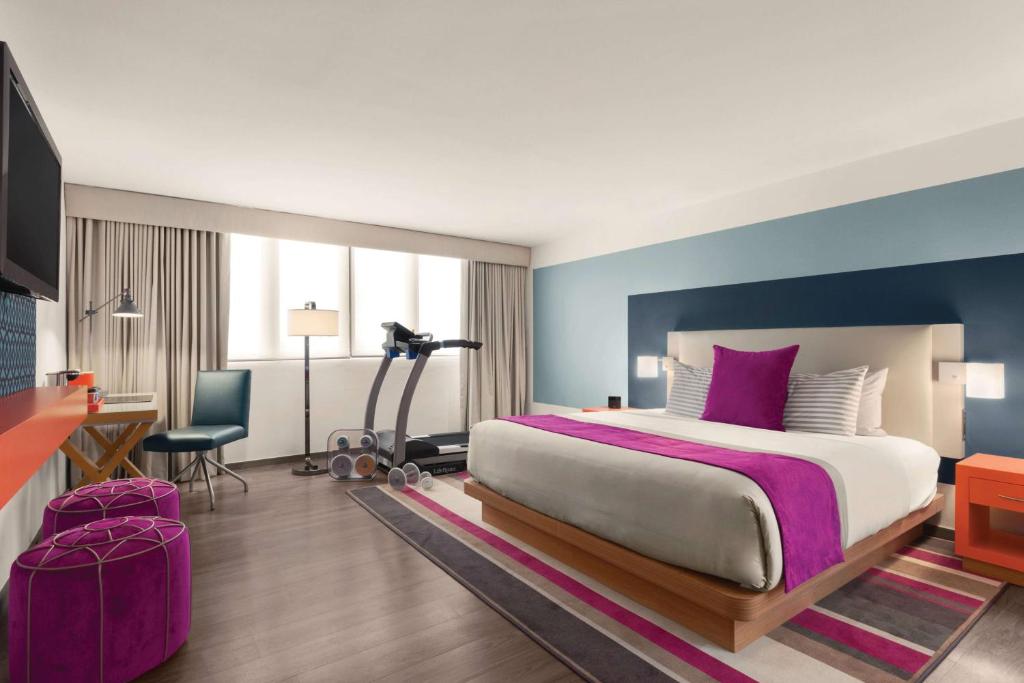 Postel nebo postele na pokoji v ubytování TRYP by Wyndham Isla Verde