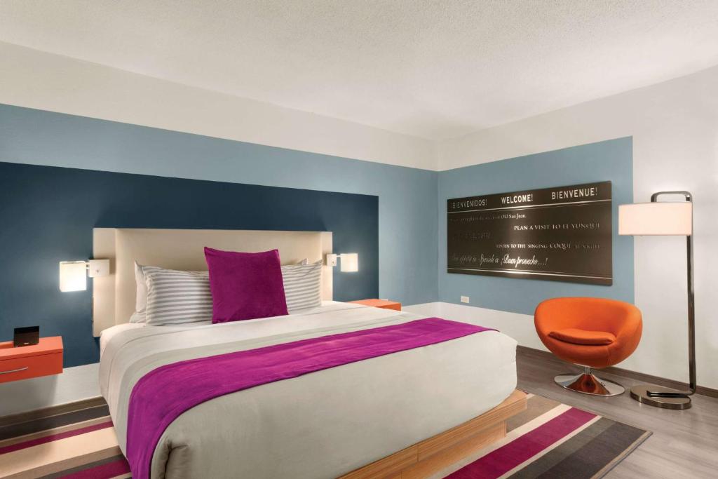 Postel nebo postele na pokoji v ubytování TRYP by Wyndham Isla Verde