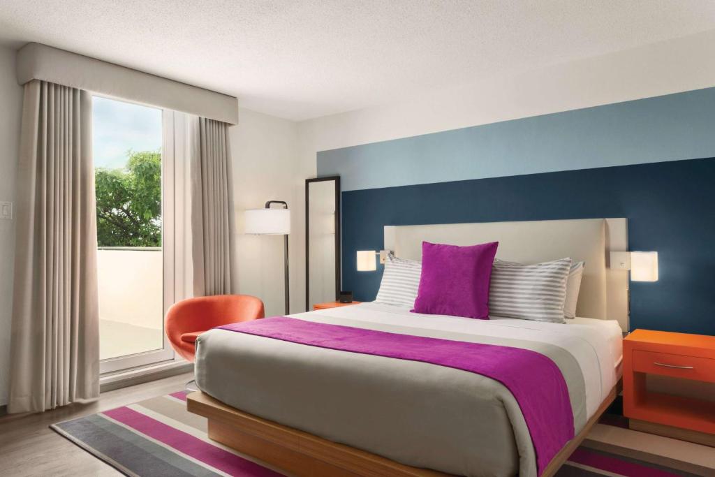 Postel nebo postele na pokoji v ubytování TRYP by Wyndham Isla Verde