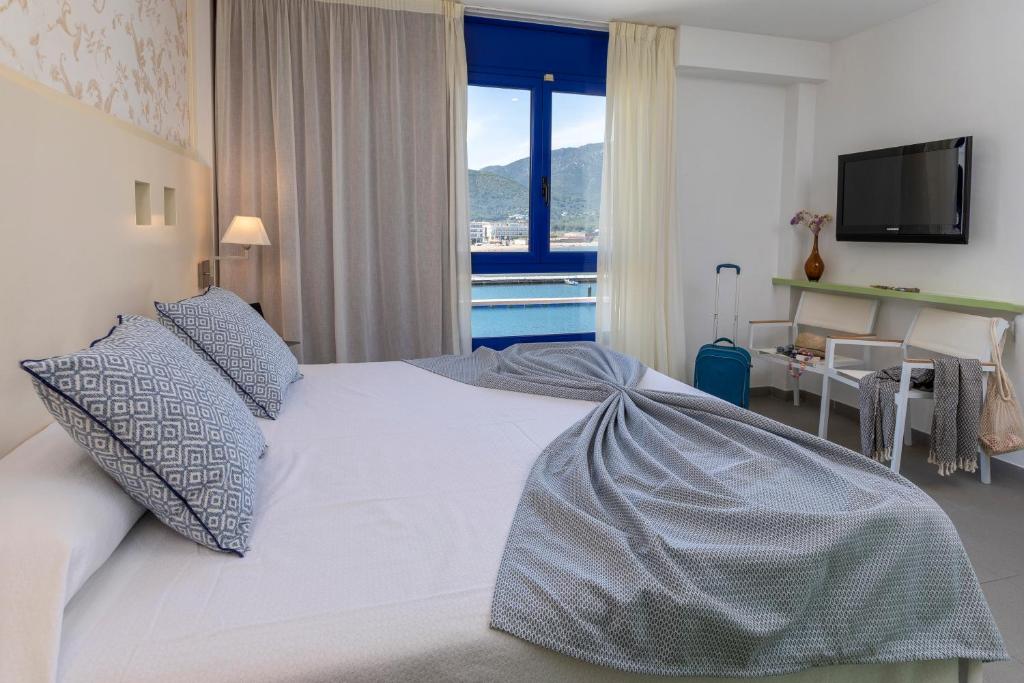 Postel nebo postele na pokoji v ubytování Hotel Spa Cap de Creus