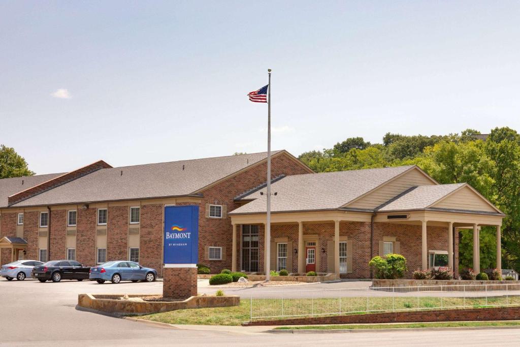 カンザスシティにあるBaymont by Wyndham Kansas City KU Medical Centerの前面にアメリカ旗を掲げた建物