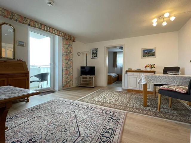 uma sala de estar com uma mesa e uma sala de estar com um tapete em Appartement Sylter Residenz 16 57 em Westerland